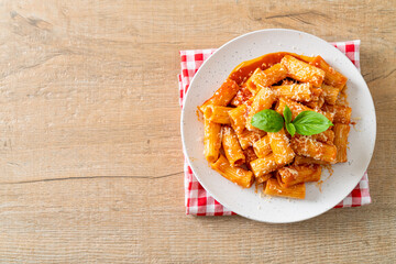 Rigatoni pasta with tomato sauce and cheese