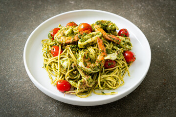 Spaghetti with seafood in homemade pesto sauce