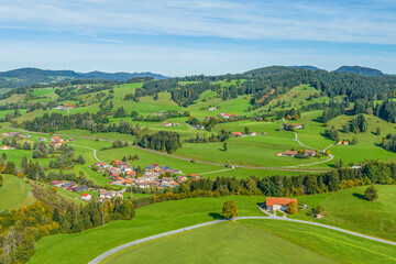 Das Westallgäu bei Stiefenhofen an einem sonnigen Herbsttag von oben