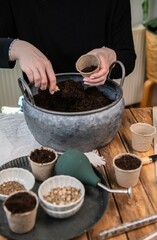 Aussaat im Torftopf, Topf mit Erde füllen, Gemüse selber anpflanzen
