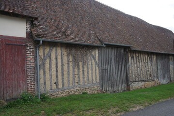 Fototapeta na wymiar old barn in the countryside with half timbered walls