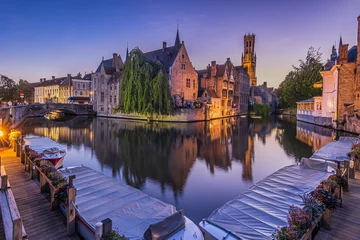 Türaufkleber Rosary Quay in Bruges in the evening. View of the canal with historic buildings and famous belfry. Reflections of the old merchant houses on the water surface. Boats at the jetty © Marco