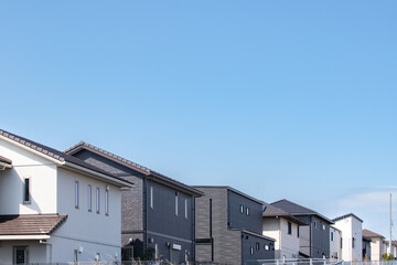 Fototapeta na wymiar 道路沿いに並ぶ戸建ての住宅