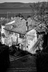 Anciennes maisons au centre du village d'Anguillara Sabazia en Italie