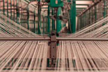 electric motorized fabric loom and the conveyor system that supplies it with yarn