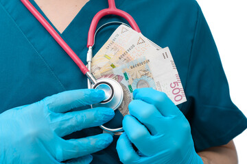 Koszt prywatnej wizyty u lekarza, doktor trzyma banknoty i chowa je do kieszeni - obrazy, fototapety, plakaty