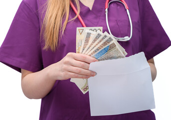 Lekarka chowa pieniądze z łapówki do koperty  - obrazy, fototapety, plakaty