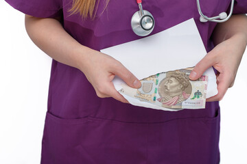 Lekarz przelicza nielegalne pieniądze z łapówki  - obrazy, fototapety, plakaty