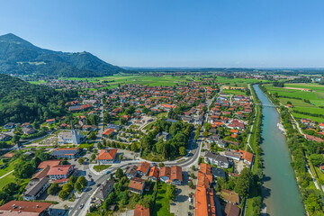 Die Gemeinde Marquartstein im Tal der Tiroler Achen im Chiemgau im Luftbild