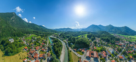 Die Gemeinde Marquartstein im Tal der Tiroler Achen im Chiemgau im Luftbild