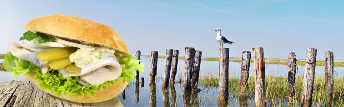 Fischbr&ouml;tchen Panorama an der Nordsee - Hering; Rollmops im Br&ouml;tchen am Meer