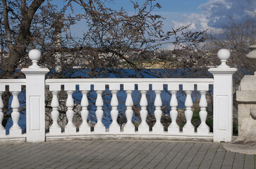 Row of white concrete balusters. - 754192779