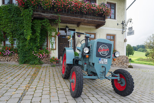 Eicher Diesel Oldtimer Traktor parkt vor dem geraniengeschm&uuml;cktenGasthaus Lindl,Bayern,Deutschland