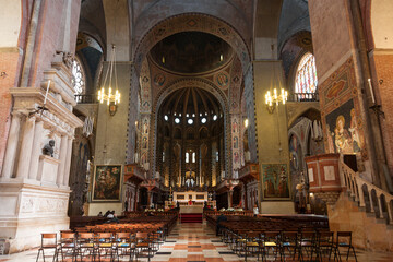 Fototapeta na wymiar Interior of the Basilica of St. Anthony in Padua, Italy
