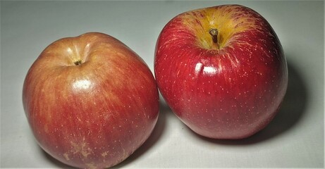 Apples are often enjoyed fresh as a convenient and healthy snack, but they are also used in numerous culinary preparations, such as pies, sauces, juices, and salads.