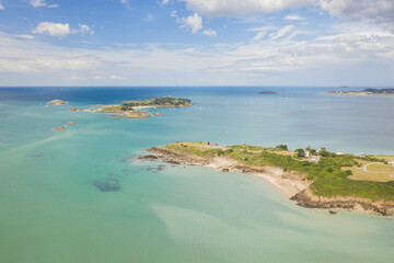 Vue aérienne du littoral de Bretagne dans le département des Côtes d'Armor, archipel des Ebihens a Saint Jacut de la Mer