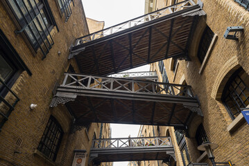 Verbindungsbrücken zwischen den alten Lagerhäusern von Butler's Wharf,London,Großbritannien