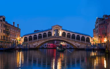 Photo sur Plexiglas Pont du Rialto Gondola on Canal Grande in front of Rialto Bridge at dusk - Venice, Italy