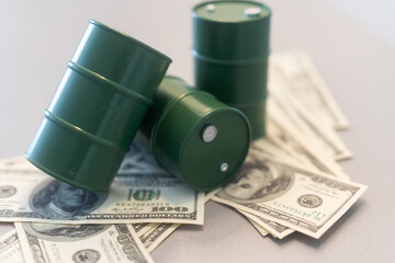 the barrel of oil of one hundred US dollar bills