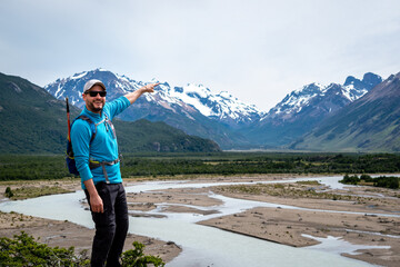 Hombre turista descubriendo los paisajes que ofrece El Chalten, en la Patagonia Argentina	 - obrazy, fototapety, plakaty