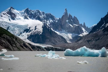 Crédence de cuisine en verre imprimé Cerro Torre Lago y Glaciar Torres con bloques de hielo. Excursión de la ciudad del Chalten, en Argentina 