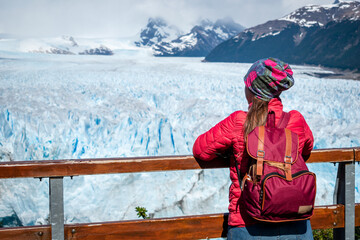 Turista mirando el Glaciar Perito Moreno, desde las pasarelas del Parque Nacional Los Glaciares	