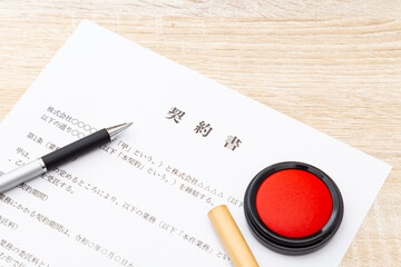 机に置かれた契約書