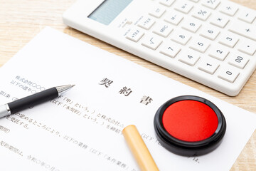 机に置かれた契約書