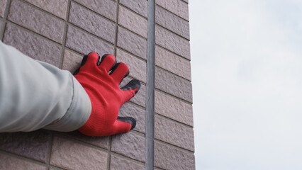 外壁を点検する作業員｜外壁のひび割れ・目地の劣化