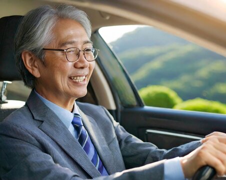 車に乗る笑顔のシニアビジネスマン