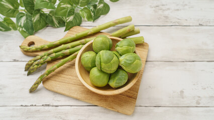 芽キャベツとアスパラガス