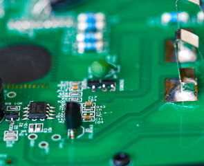 The radio components of the voltmeter are visible in the diagram