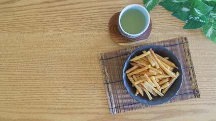 日本のお菓子｜芋ケンピと緑茶