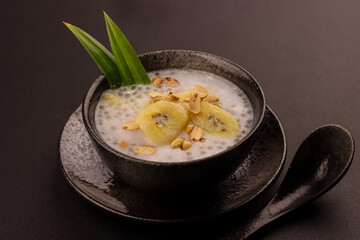 Che Chuoi is Vietnamese Banana Tapioca in coconut Milk, Topping With Peanuts.