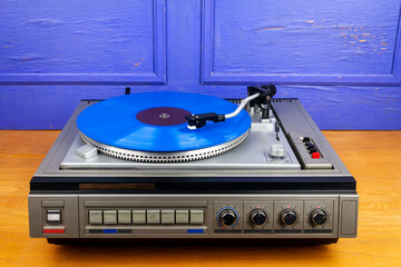 Obraz premium Vintage turntable vinyl record player with blue vinyl