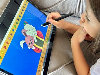 Criança desenhando no computador com desenhos digital. - obrazy, fototapety, plakaty