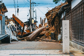 令和6年能登半島地震 倒壊した家屋 - 754353319