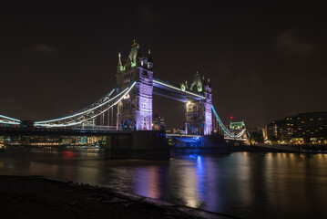 Tower Bridge über die Themse bei Nacht von Butler's Wharf betrachtet, London, Grossbritanien