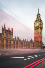 Rote Doppeldeckerbusse fahren vor Big Ben und dem Parlamentsgebäude vorbei, London, Grossbritannien