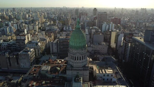 Edificio argentino de cupula verde