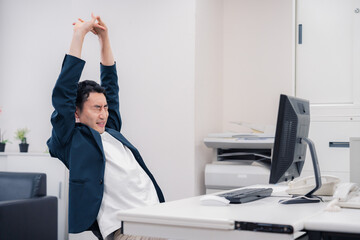 疲れて伸びをするビジネスマン