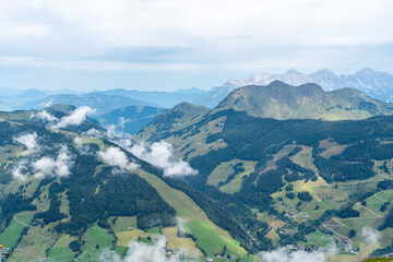 Fototapeta premium Blick vom Schattberg über die Tiroler Alpen bis zum Wilden Kaiser. Im Tal liegt Saalbach - Hinterglemm (Österreich)