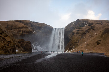 la cascata di skogafoss in islanda in inverno