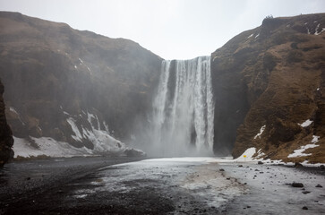 la cascata di skogafoss in islanda in inverno