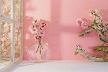Obraz premium Présentation pour arrière plan de fleurs d'amandiers dans un vase sur un fond rose. Décoration pour un mariage, naissance, baptême. 