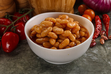 Canned beans in tomato sauce