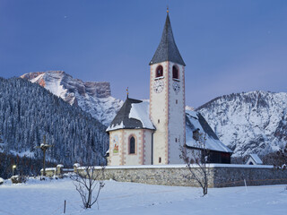Fototapeta premium Italien, Südtirol, Alto Adige, Kirche in Prags, Fanes-Sennes-Prags Naturpark, Seekofel