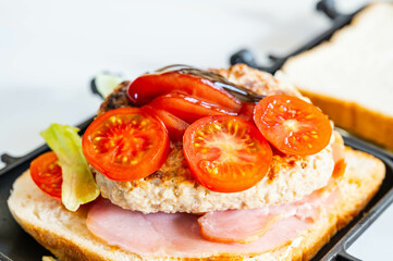 ハンバーグのホットサンド作り