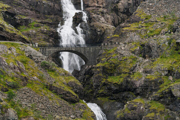 Obraz premium Brücke über den Stigfossen, Trollstigen, More og Romsdal, Norwegen