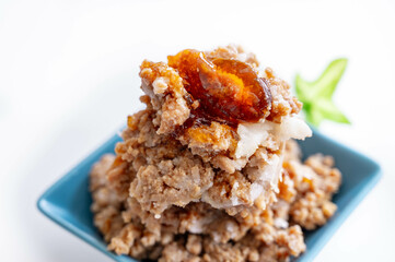 炒めた挽肉に乗った煮凝り